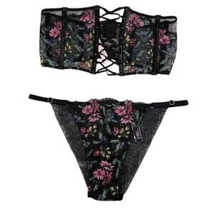 NWT Victoria Secret Floral Embroidered Garter  Panty Set Size Medium/Large